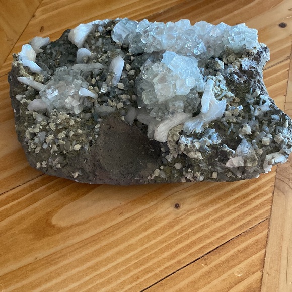 Beautiful crystal growing on matrix - Picture 6 of 11